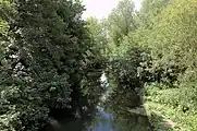 El río Brent en Hanwell Bridge,  Hanwell, W7 Ver 205141 para ver la vista desde el puente en el lado opuesto de la carretera.