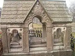 Tumba de Lion Gardiner, East Hampton, Nueva York — construida en 1886 y diseñada por James Renwick, Jr. — comprende una adaptación del siglo XIX.
