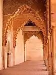 Arcos con lambrequines en la Mezquita de Tinmel (mediados del siglo&nbsp;XII)