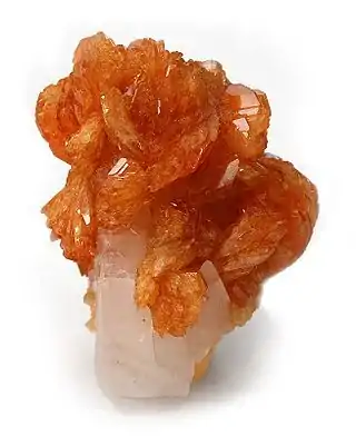 Tinzenita sobre calcita  (4.5 x 3.5 x 3&nbsp;cm; Mina Wessels,  provincia del Cabo Norte, Sudáfrica)