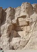 Tumba de Artajerjes I. Tenga en cuenta el relieve de Ormuz II del imperio sasánida en la base