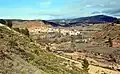 Tramo final de la Rambla de Riodeva (Río Eva) antes de su desembocadura en el Turia, con las Casas de Angelina (Libros) a la derecha y Mas de Jacinto (Castielfabib) al fondo (2021).