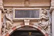 Patio de Enrique IV, detalle del portal occidental.