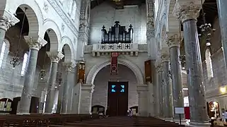 Tribuna con el órgano
