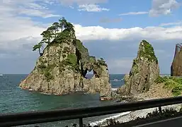 La costa de Kosode con una cueva suspendida