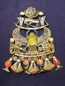 Pectoral (joya del pecho) de Tutankamón; 1336–1327&nbsp;AC (Reino de Tutankamón); oro, plata y vidrio de meteoro; alto: 14.9&nbsp;cm; Museo Egipcio (Cairo)