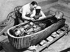 La apertura del sarcófago de Tutankamón por Howard Carter en 1923, uno de los momentos más espectaculares de la arqueología. Era una tumba intacta, y precisamente la del faraón cuyo breve reinado (1336-1327&nbsp;a.&nbsp;C.) significó la vuelta a la ortodoxia tradicional de la religión egipcia tras el paréntesis herético de Ajenatón.