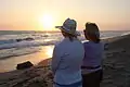 Dos personas en la playa en Punta Carnero Puesta Del Sol