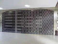 Mural de Víctor ValeraTítulo: Negativo.Año: 1956.Ubicación: Entrada principal, pared oeste.