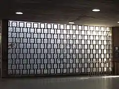 Mural de Víctor ValeraTítulo: Sin título.Año: 1956.Ubicación: Edificio de la Facultad de Arquitectura y Urbanismo. Planta baja, al lado de la rampa de acceso a la Biblioteca.