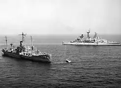 El Little Rock junto al dañado USS&nbsp;Liberty en junio de 1967
