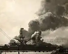 El acorazado USS&nbsp;Nevada intenta escapar del puerto.