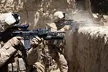 Marines del 2.º Batallón disparando contra una posición enemiga en Garmsir (3 de julio de 2009).