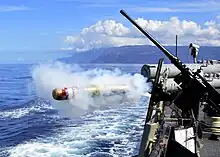 El USS&nbsp;O'Kane&nbsp;(DDG-77) disparando un torpedo en el año 2011.