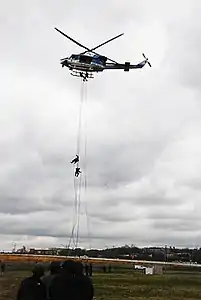 La Unidad de Aviación de la Policía de Parques realiza un ejercicio de entrenamiento con el Equipo SWAT.