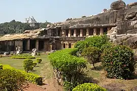 Cueva-monasterio jainita en las cuevas de Udayagiri y Khandagiri (siglo II&nbsp;a.&nbsp;C.)