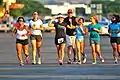 Tramo final de recorrido de 52,4 millas en el antiguo aeropuerto. Los participantes completan con frecuencia el viaje con familiares, amigos y equipo de apoyo.