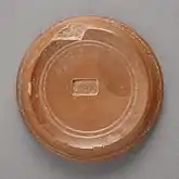 Inscripción en caracteres griegos en el envés de una pieza de terracota hallada en Egipto y datada en hacia 332&nbsp;a.&nbsp;C. - 337&nbsp;d.&nbsp;C.