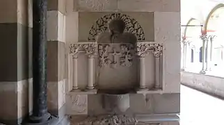 Fuente de agua bendita colocada en el claustro