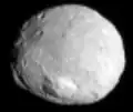Cumbre central del cráter Rheasilvia en Vesta, tomada por la sonda espacial Dawn a 100,000&nbsp;km