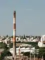 Vieja chimenea, ya demolida, de la ex Cervecería Córdoba en el año 2010. Nótese la falta de materiales en la parte superior producida por varios derrumbes.