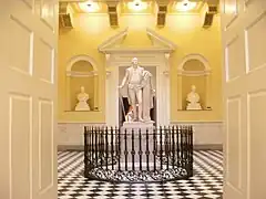 Rotonda, con la estatua de George Washington de Jean-Antoine Houdon en el centro