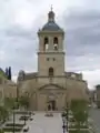 Vista de la parte frontal de la catedral de la ciudad, pueden apreciarse el deterioro y los restos de metralla de la fachada consecuencia de las batallas de 1810 y 1812 (2006)
