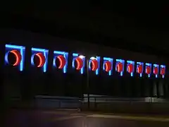 Vista exterior nocturna.