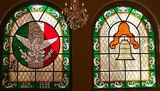 Las ventanas de la república en el segundo piso.