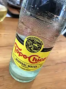 Una botella de vidrio de Topo Chico