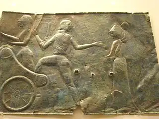 Placa de bronce amartillada. Escena de partida de un guerrero  (quizá Anfiarao). Taller de Jonia (Asia Menor) (580 a.&nbsp;C.)