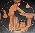 Mujer en el baño. Pintor: Duris, alfarero: Eufronio, c. 500&nbsp;a.&nbsp;C. Tondo de un kílix ático de figuras rojas, de 26,9 cm de diámetro.. Museo Metropolitano de Arte.