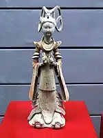 Asistenta femenina elegantemente vestida