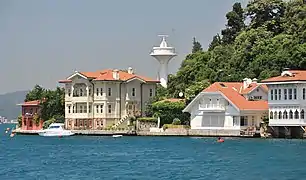 Yalıs de Hacı Ahmet Bey (izquierda), Ali Mazhar Bey (centro) y Ethem Pertev Bey (Fderecha).