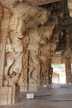 Pilares yali  de un mantapa en el templo Vittala, Hampi