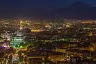La Ópera (en primer plano, a la izquierda), con el skyline de Ereván