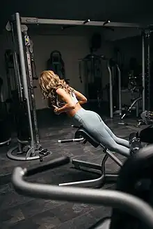 Ejemplo de un ejercicio de fuerza en un gimnasio
