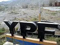Logo antiguo de YPF en la entrada del lugar.