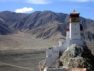 Yumbulagang, fortaleza que se considera la primera construcción edificada en Tíbet, y que habría sido fundada por su mitológico primer rey, Nyatri Tsenpo (hacia el siglo&nbsp;II&nbsp;a.&nbsp;C.)