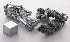 Fragmentos de zinc y un cubo de 1&nbsp;cm3