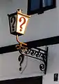 El letrero del local, con su característico "?"