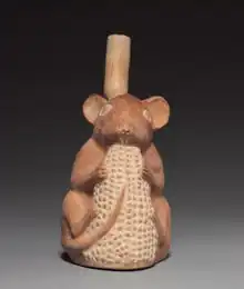 Vaso de cerámica que representa a un roedor sobre una mazorca de maíz. Cultura moche (200-800 d.&nbsp;C.), Perú. Museo de Arte de Cleveland.
