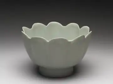 Cuenco calentador en forma de flor con vidriado verde azulado claro, cerámica Ru, c. 1086 - c. 1106.
