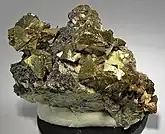 Calcopirita, que es sulfuro de cobre y hierro (CuFeS2), es el mineral de cobre más abundante