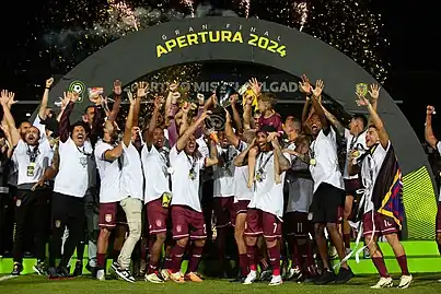 El Carabobo FC levantando su primera copa del futbol Venezolano