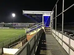 La tribuna oeste en la noche