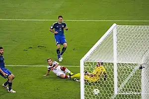 ...la pelota entra y le da la ventaja a Alemania.