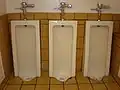 Tres urinarios de pedestal.