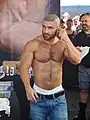 PSI – Vello pectoral en el esternón, pechos y extremo medio de la clavícula