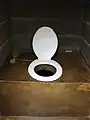 Interior de letrina de hoyo desde adentro en una casa cerca de Maseru, Lesoto (la misma letrina mostrada desde afuera en la imagen a la izquierda).